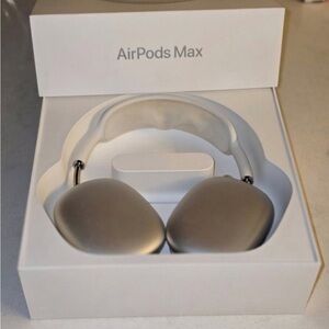 Apple AirPods Max in Sleek Silver